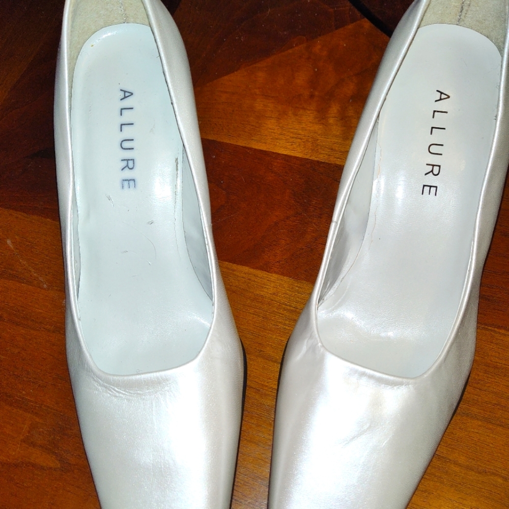 Allure Vintage Square Toe Heels Cream Color Sz 7.5M